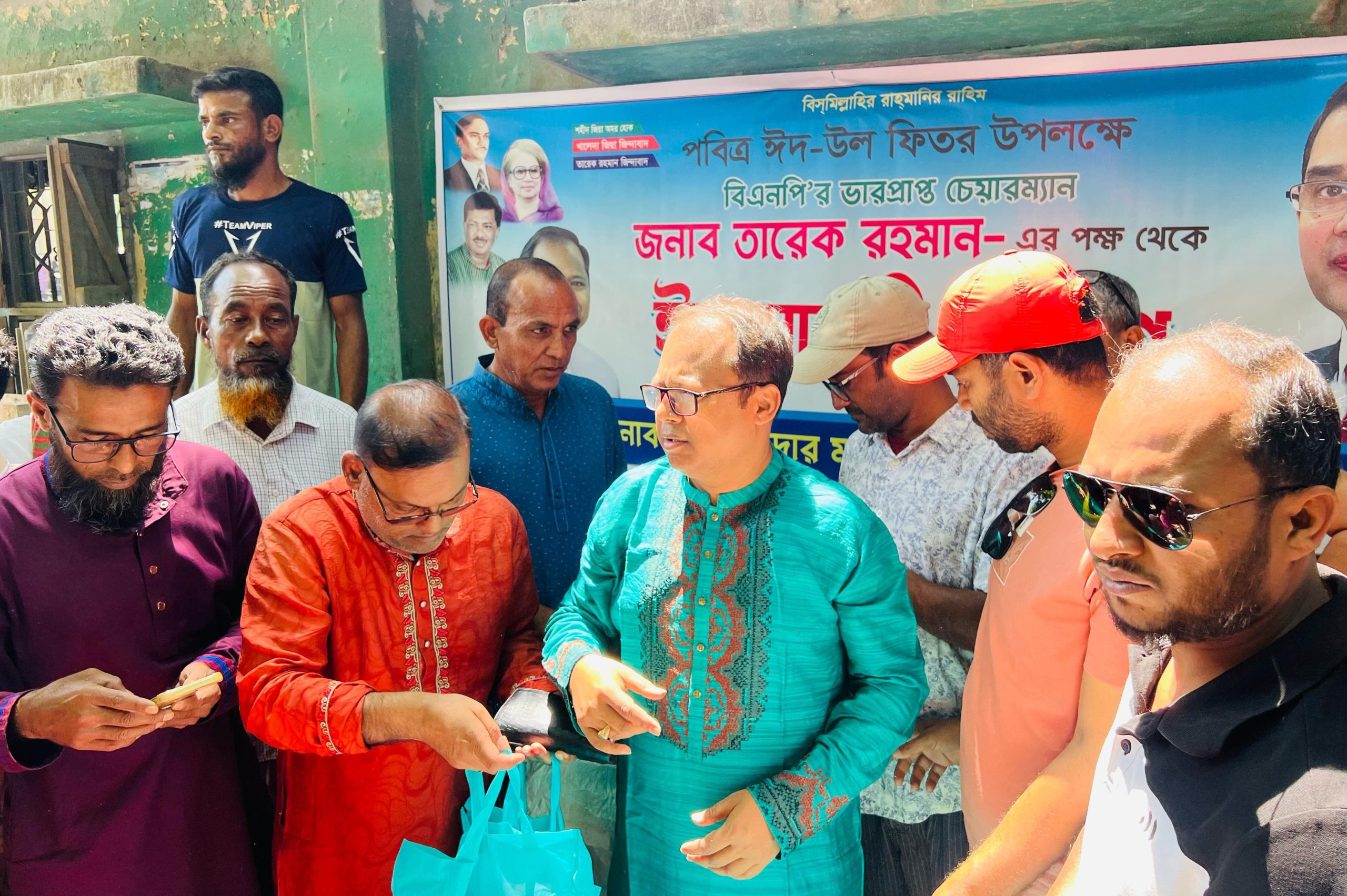 সিংড়ায় তারেক রহমানের পক্ষ থেকে ঈদ সামগ্রী বিতরণ করলেন দাউদার মাহমুদ