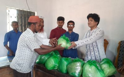 হিলিতে মোটর পরিবহন শ্রমিকদের মাঝে ঈদ সামগ্রী বিতরণ ঈদ উপহার পেয়ে খুশি শ্রমিকরা