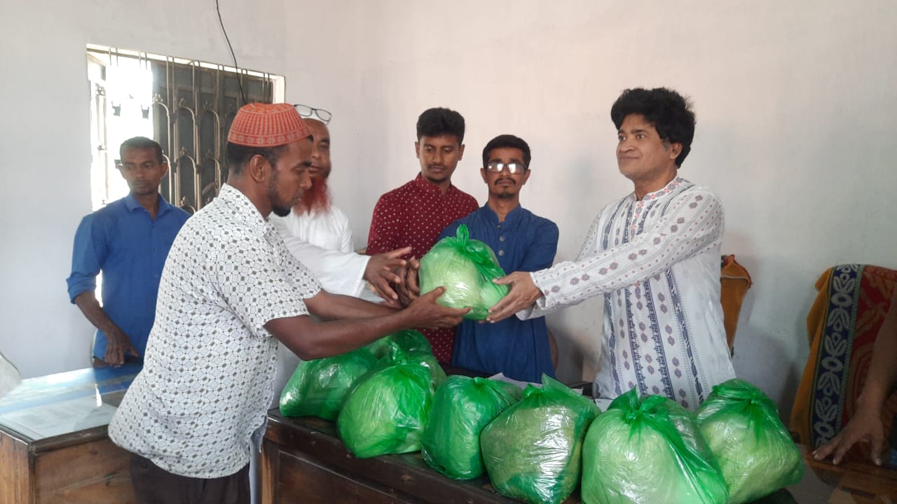 হিলিতে মোটর পরিবহন শ্রমিকদের মাঝে ঈদ সামগ্রী বিতরণ ঈদ উপহার পেয়ে খুশি শ্রমিকরা