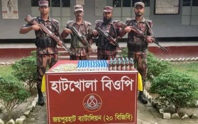 জয়পুরহাটের পাঁচবিবি সীমান্তে মদ ও গরুর ভ্যাকসিন জব্দ