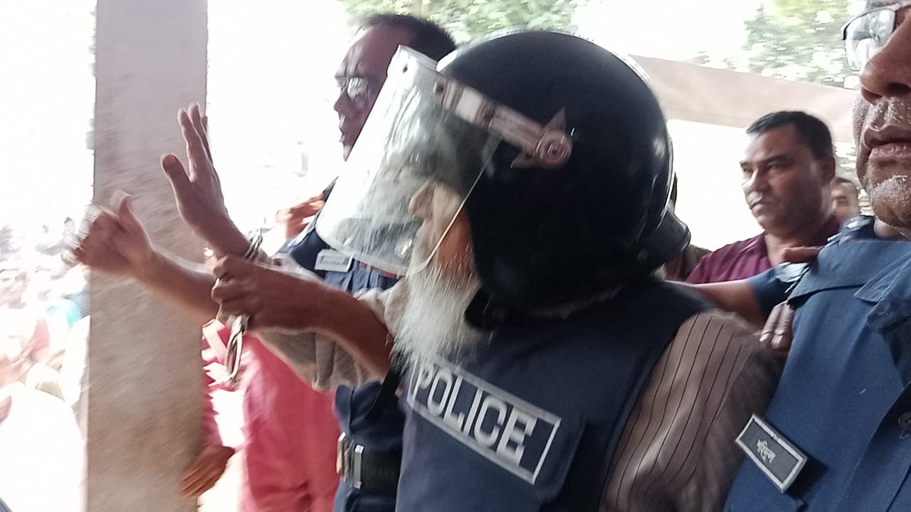 ডোমার ডিমলার সাবেক এমপি আফতাব আদালতে জনগণের তোপের মুখে