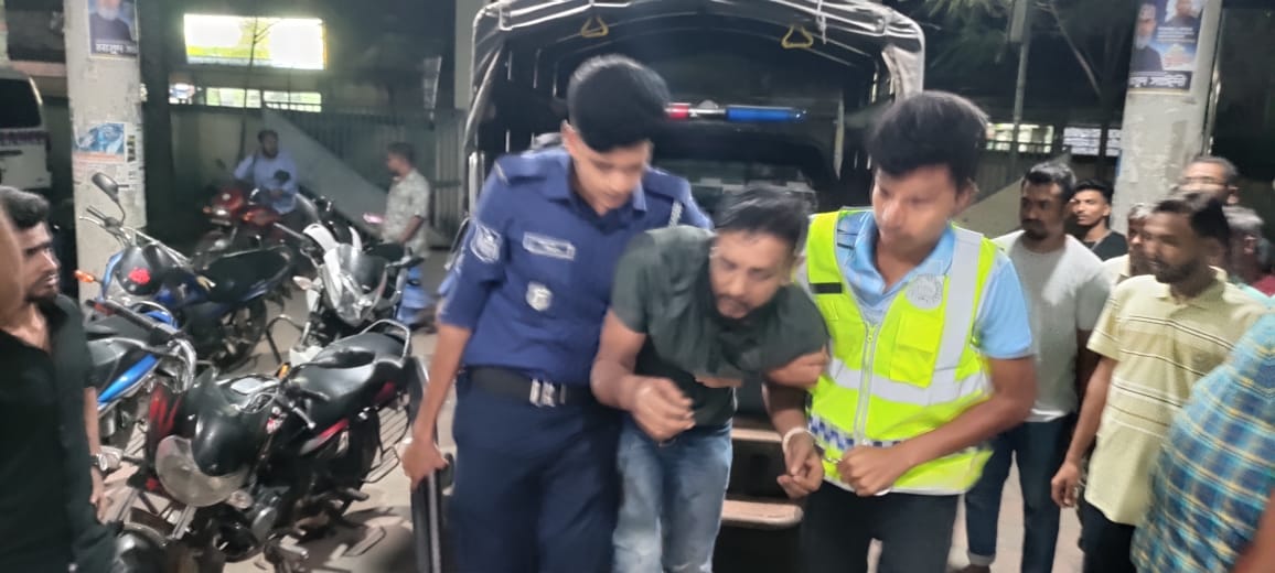 নাজিরপুরে ছাত্রদল নেতা হত্যা মামলার আসামিকে গণপিটুনি দিয়ে পুলিশের কাছে হস্তান্তর