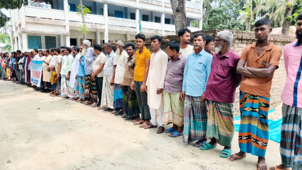 সিংড়ায় বিদ্যালয়ের কমিটি বাতিলের দাবিতে মানববন্ধন