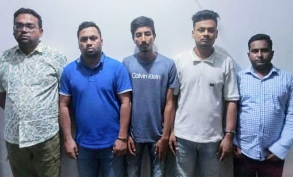 সাবেক স্বাস্থ্যমন্ত্রীর গুলশানের বাড়ি থেকে ছাত্রলীগ-যুবলীগের ৫ নেতা কর্মী গ্রেফতার