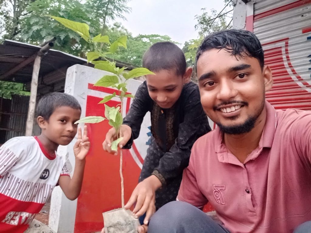 শিবগঞ্জে বিনামূল্যে বই ও রাস্তার ধারে গাছ লাগিয়ে আনন্দ পাই বই প্রেমিক নাহিদ 