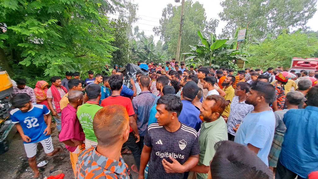 গোবিন্দগঞ্জে ট্রাক চাপায় অটোরিকশার ৩ যাত্রী নিহত