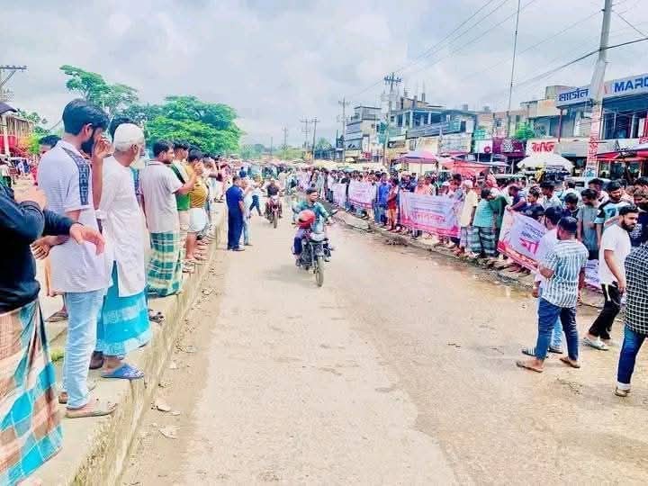 ইউএনও'র বিরুদ্ধে মিথ্যা মানহানিকর সংবাদ প্রকাশের প্রতিবাদে মানববন্ধন