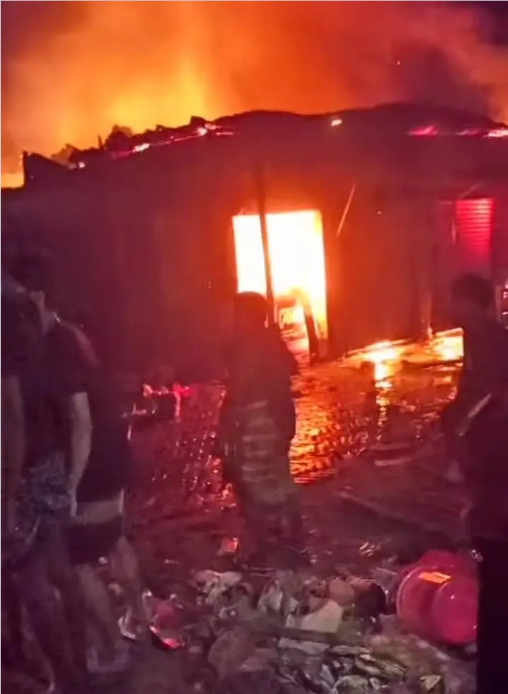 ফরিদপুরের বোয়ালমারীতে ভয়াবহ অগ্নিকাণ্ডে ১৭টি দোকান পুড়ে ছাই