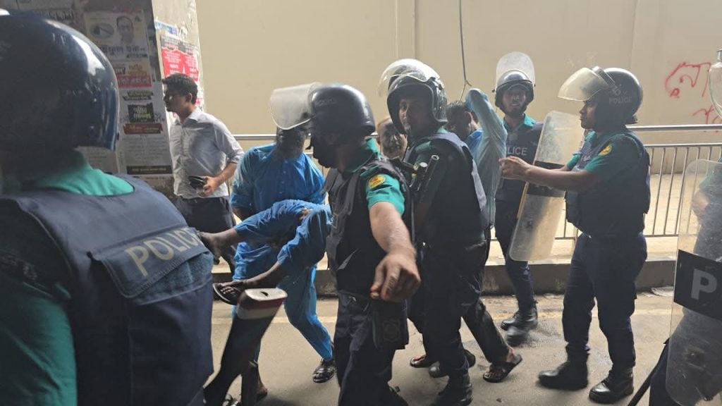 স্বতন্ত্র ইবতেদায়ী মাদ্রাসা শিক্ষকদের সচিবালয়ে ঢোকার চেষ্টা পুলিশের জলকামান ও সাউন্ড গ্রেনেড নিক্ষেপ