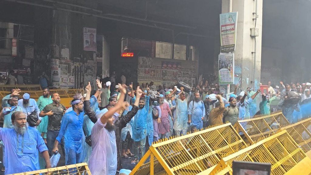 স্বতন্ত্র ইবতেদায়ী মাদ্রাসা শিক্ষকদের সচিবালয়ে ঢোকার চেষ্টা পুলিশের জলকামান ও সাউন্ড গ্রেনেড নিক্ষেপ