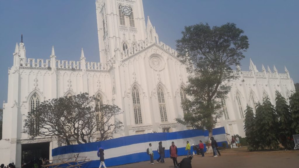 বড়দিনের ছুটিতে, বিভিন্ন চার্চে ও দর্শনীয় স্থানগুলিতে মানুষের ঢল চোখে পড়ার মত