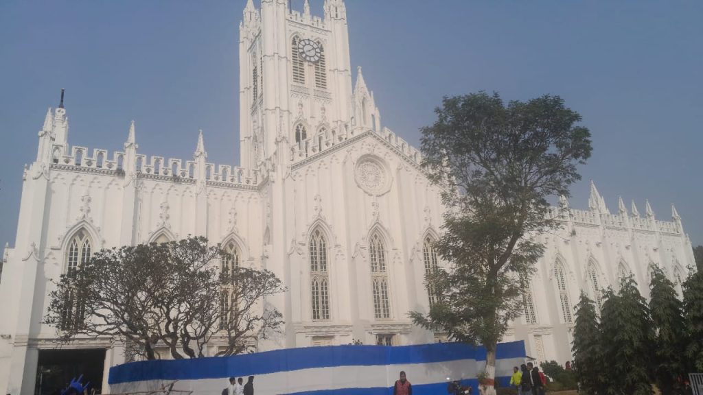 বড়দিনের ছুটিতে, বিভিন্ন চার্চে ও দর্শনীয় স্থানগুলিতে মানুষের ঢল চোখে পড়ার মত