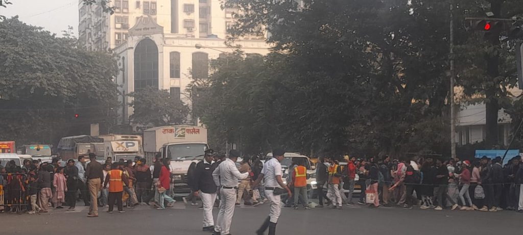 বড়দিনের ছুটিতে বিভিন্ন চার্চে ও দর্শনীয় স্থানগুলিতে মানুষের ঢল চোখে পড়ার মত