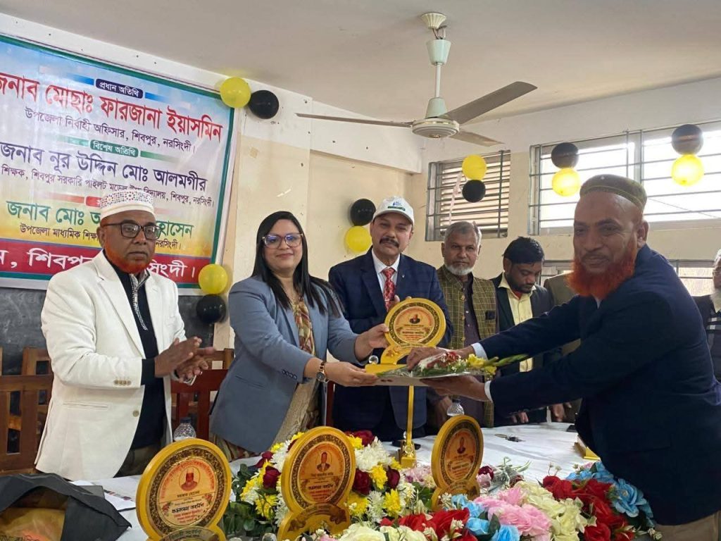নরসিংদীর শিবপুরে মাধ্যমিক পর্যায়ে অবসরপ্রাপ্ত প্রধান শিক্ষকদের বিদায়ী সংবর্ধনা