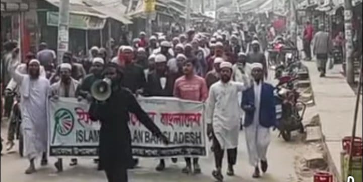 খুলনা ১ আসনে হাতপাখার মহিলা কর্মিদের উপর জামাত কর্তৃক হামলাকারীদের গ্রেপ্তারে দাবিতে বিক্ষোভ