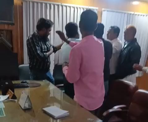 জয়পুরহাটের ক্ষেতলালে ইউএনও'র কক্ষে সন্ত্রাসী হামলায় আহত সাংবাদিক
