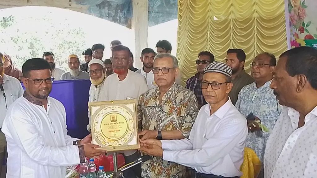 তানোর আমশো স্কুল এন্ড কলেজে এসএসসির বিদায় ও জুনিয়র বৃত্তিপ্রাপ্ত শিক্ষার্থীদের সম্মাননা প্রদান আনুষ্ঠিত