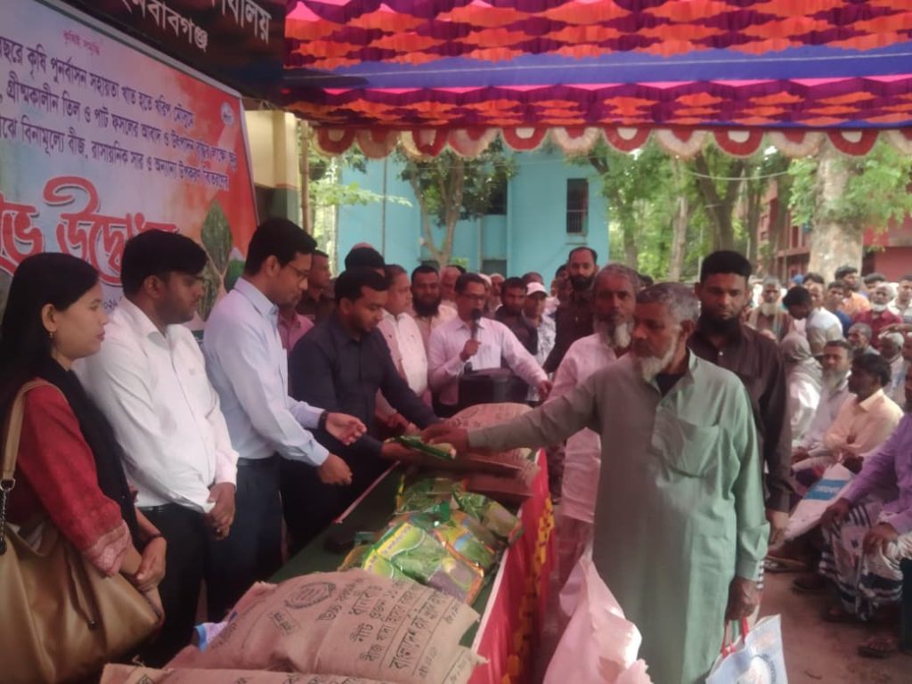 ভোলাহাটে কৃষি পুনর্বাসন সহায়তায় বিনামূল্যে সার-বীজ বিতরণ উদ্বোধন অনুষ্ঠিত