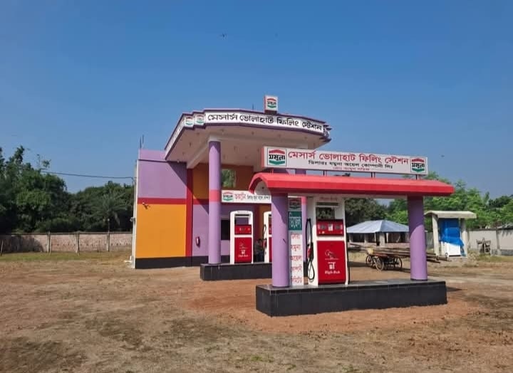 ভোলাহাটে জ্বালানী তেলের সঙ্কটে দিশেহারা কৃষক