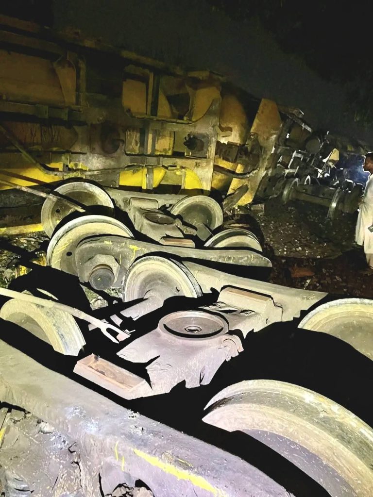 মাধবপুরে তেলবাহী ট্রেন লাইনচ্যুত, সিলেটের সঙ্গে রেল যোগাযোগ বন্ধ