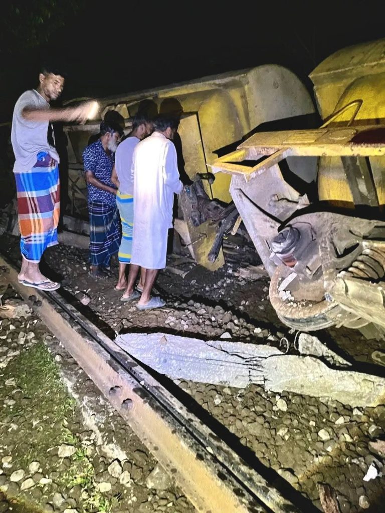 মাধবপুরে তেলবাহী ট্রেন লাইনচ্যুত, সিলেটের সঙ্গে রেল যোগাযোগ বন্ধ