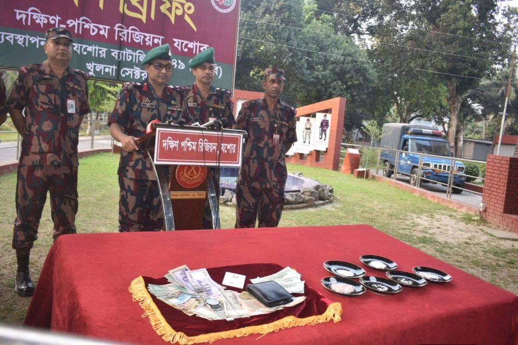 যশোরে কোটি টাকার হীরা ও বৈদেশিক মুদ্রাসহ ভারতীয় নাগরিক আটক