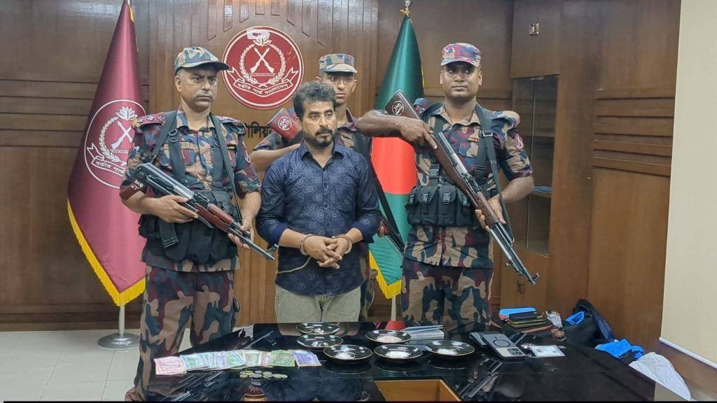 যশোরে কোটি টাকার হীরা ও বৈদেশিক মুদ্রাসহ ভারতীয় নাগরিক আটক