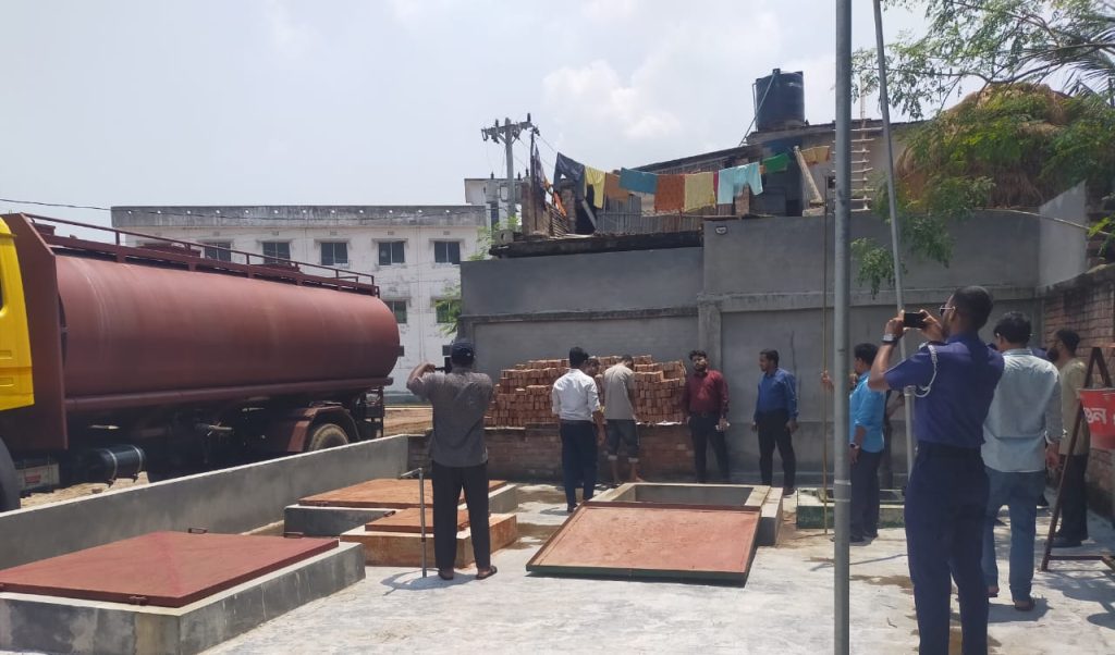 পাচার হওয়া থানায় আটককৃত ৮ হাজার জ্বালানীতেল ভোলাহাট ফিলিং স্টেশনে আনলোড