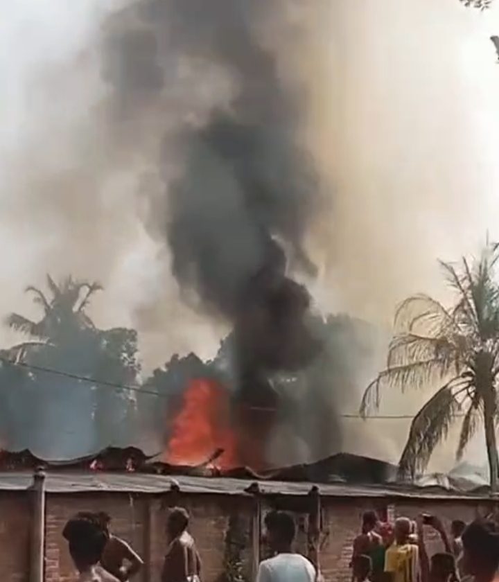 ভোলাহাটে বিদ্যুতের সর্টসার্কিটের আগুনে ৩টি বসতবাড়ীর ১১টি ঘর সম্পূর্ণ ভস্মিভূত