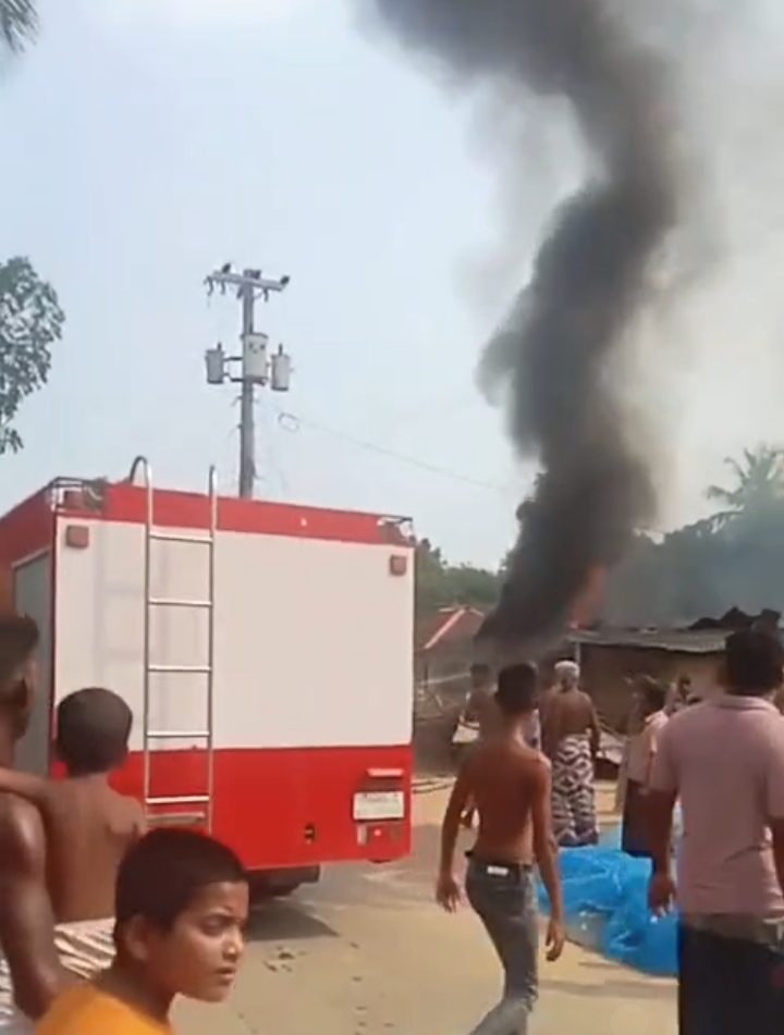 ভোলাহাটে বিদ্যুতের সর্টসার্কিটের আগুনে ৩টি বসতবাড়ীর ১১টি ঘর সম্পূর্ণ ভস্মিভূত