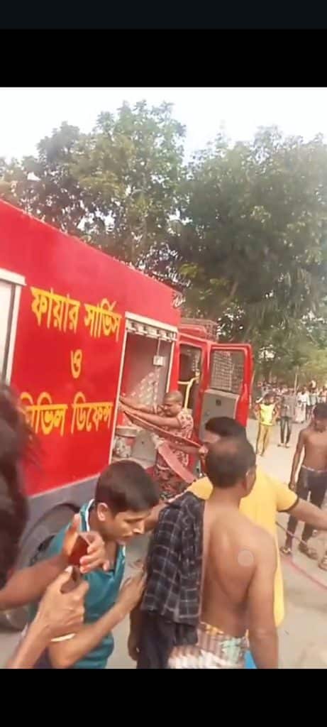 ভোলাহাটে বিদ্যুতের সর্টসার্কিটের আগুনে ৩টি বসতবাড়ীর ১১টি ঘর সম্পূর্ণ ভস্মিভূত