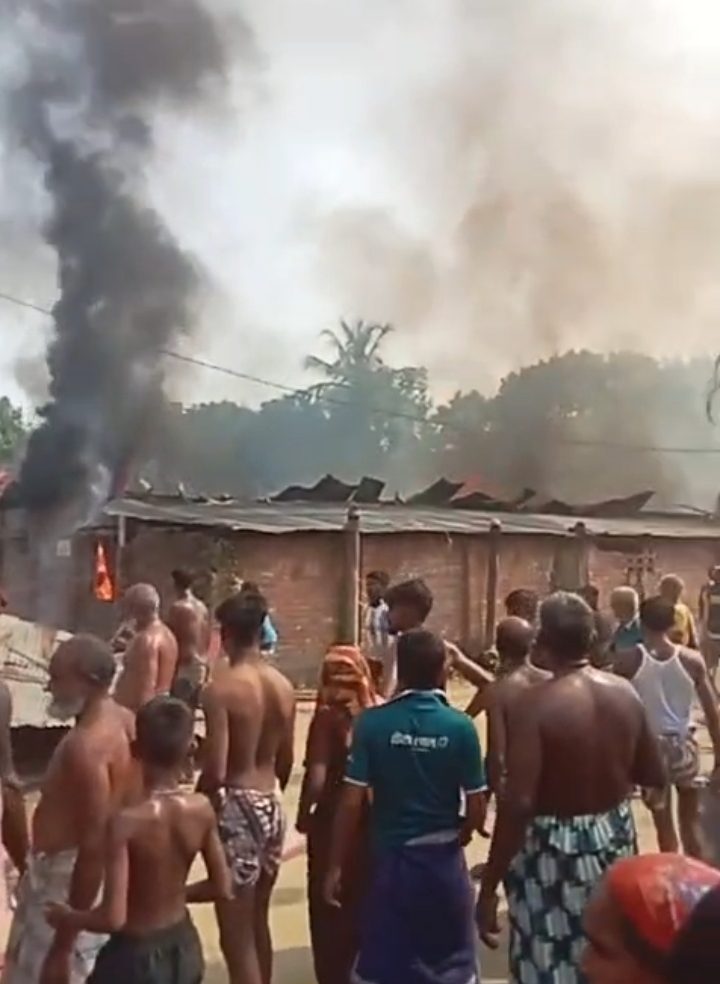 ভোলাহাটে বিদ্যুতের সর্টসার্কিটের আগুনে ৩টি বসতবাড়ীর ১১টি ঘর সম্পূর্ণ ভস্মিভূত
