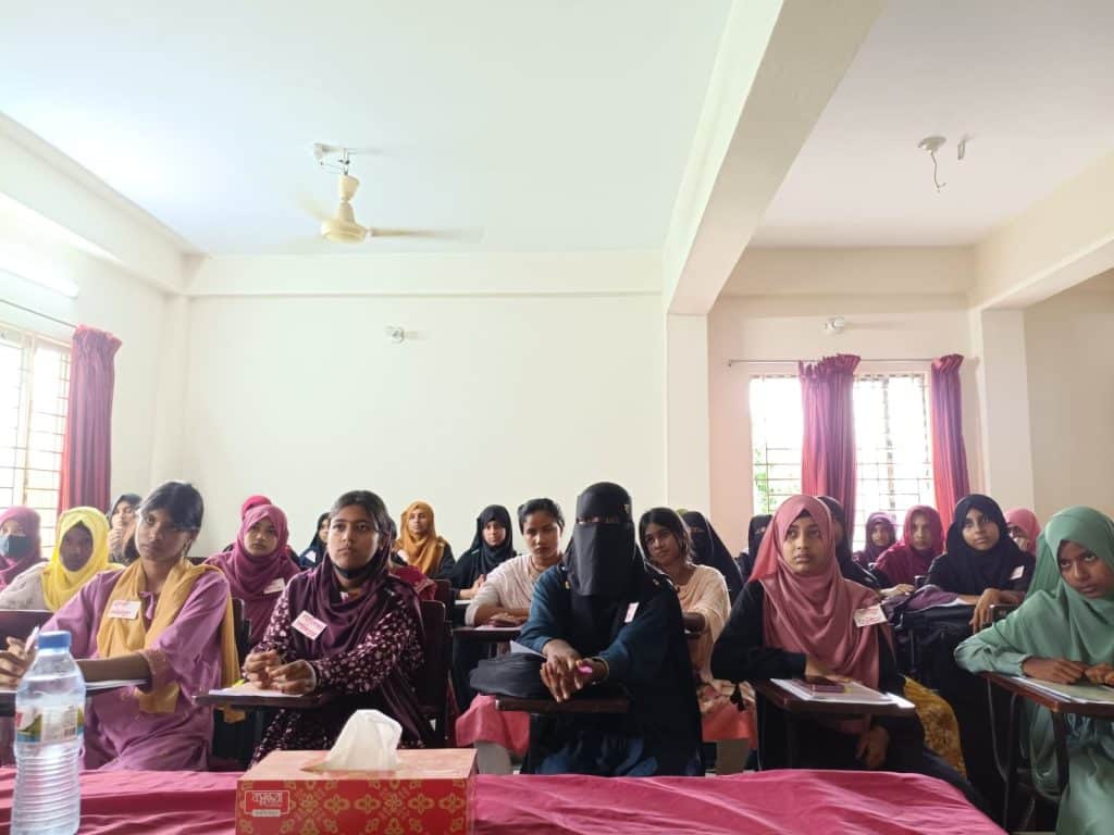 কালাইয়ে ব্র্যাকের উদ্যোগে স্বপ্ন সারথি কিশোরীদের হাঁস মুরগি পালন বিষয়ক প্রশিক্ষণ অনুষ্ঠিত