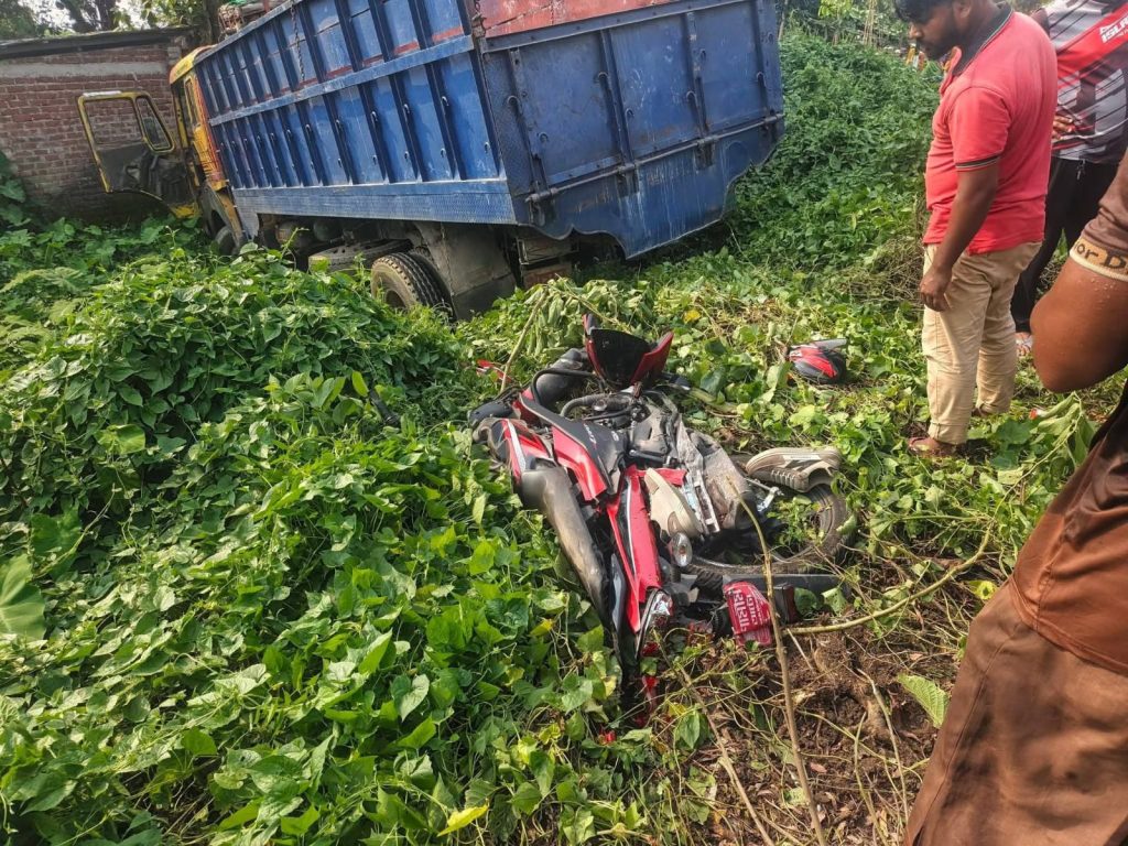 বালিয়াডাঙ্গীতে ট্রাক-মোটরসাইকেল সংঘর্ষে নিহত ১, আহত ২