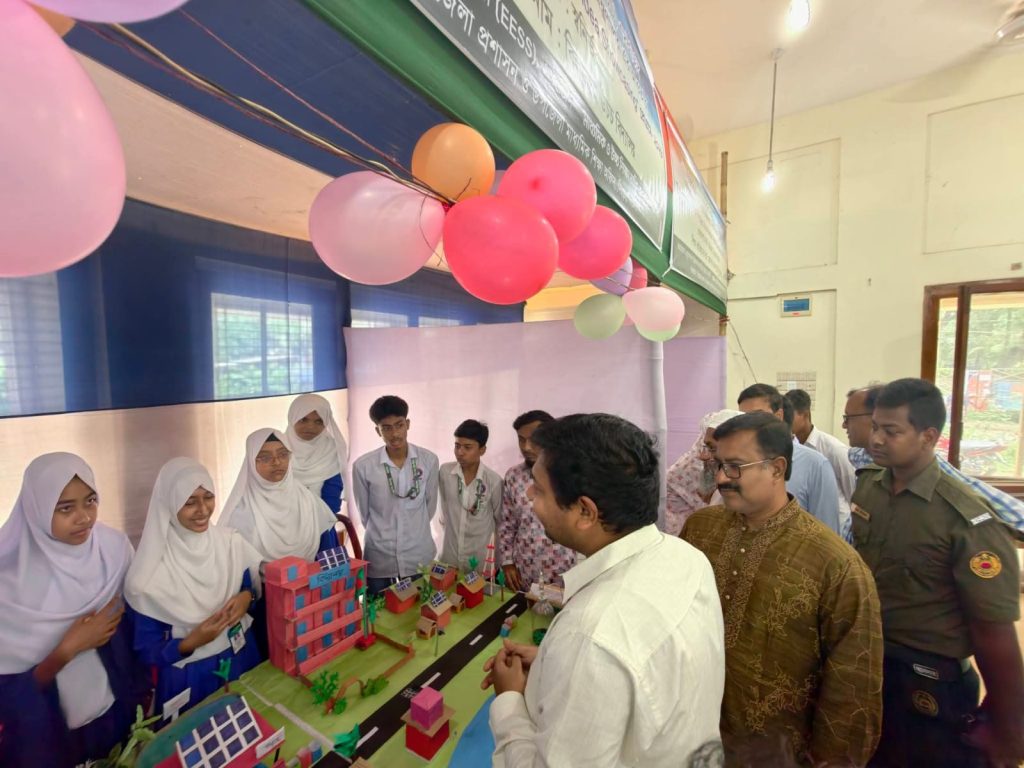 সিংড়ায় স্টার্টআপ বিজ্ঞান প্রকল্প ও উদ্ভাবনী ধারণা প্রদর্শন