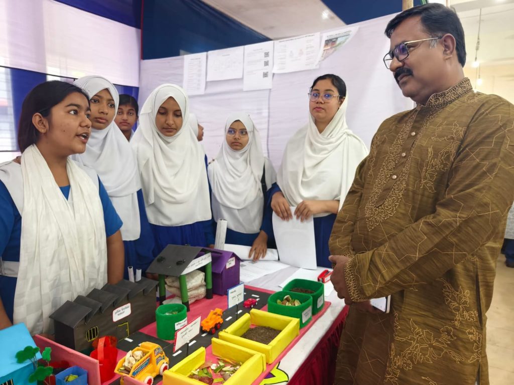 সিংড়ায় স্টার্টআপ বিজ্ঞান প্রকল্প ও উদ্ভাবনী ধারণা প্রদর্শন