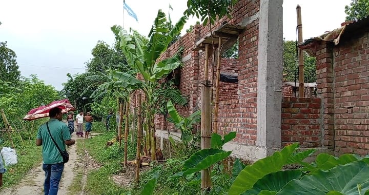 পানি উন্নয়ন বোর্ডের জমি দখলের অভিযোগ, ঘর সরিয়ে নেওয়ার নির্দেশ