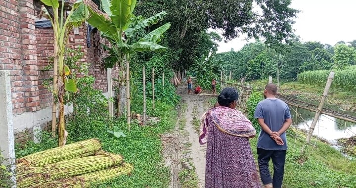 পানি উন্নয়ন বোর্ডের জমি দখলের অভিযোগ, ঘর সরিয়ে নেওয়ার নির্দেশ