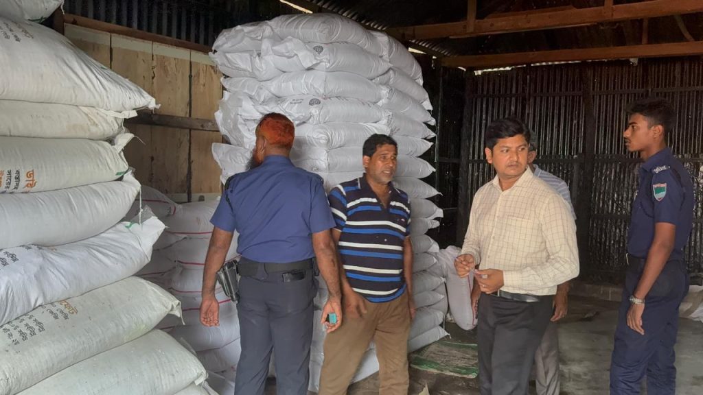 মাগুরার শত্রুজিতপুর বাজারে অতিরিক্ত দামে সার বিক্রির দায়ে ডিলারকে জরিমানা করেছে ভোক্তা অধিদপ্তর